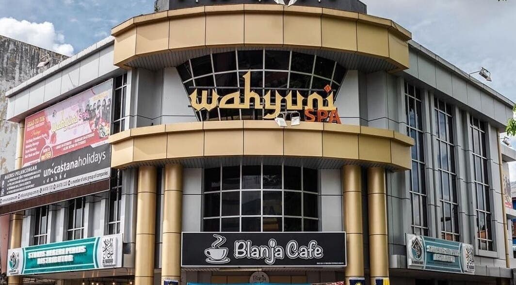 Exterior of Wahyuni Spa Kangar in Kangar, Perlis, MY featuring its distinctive gold facade.