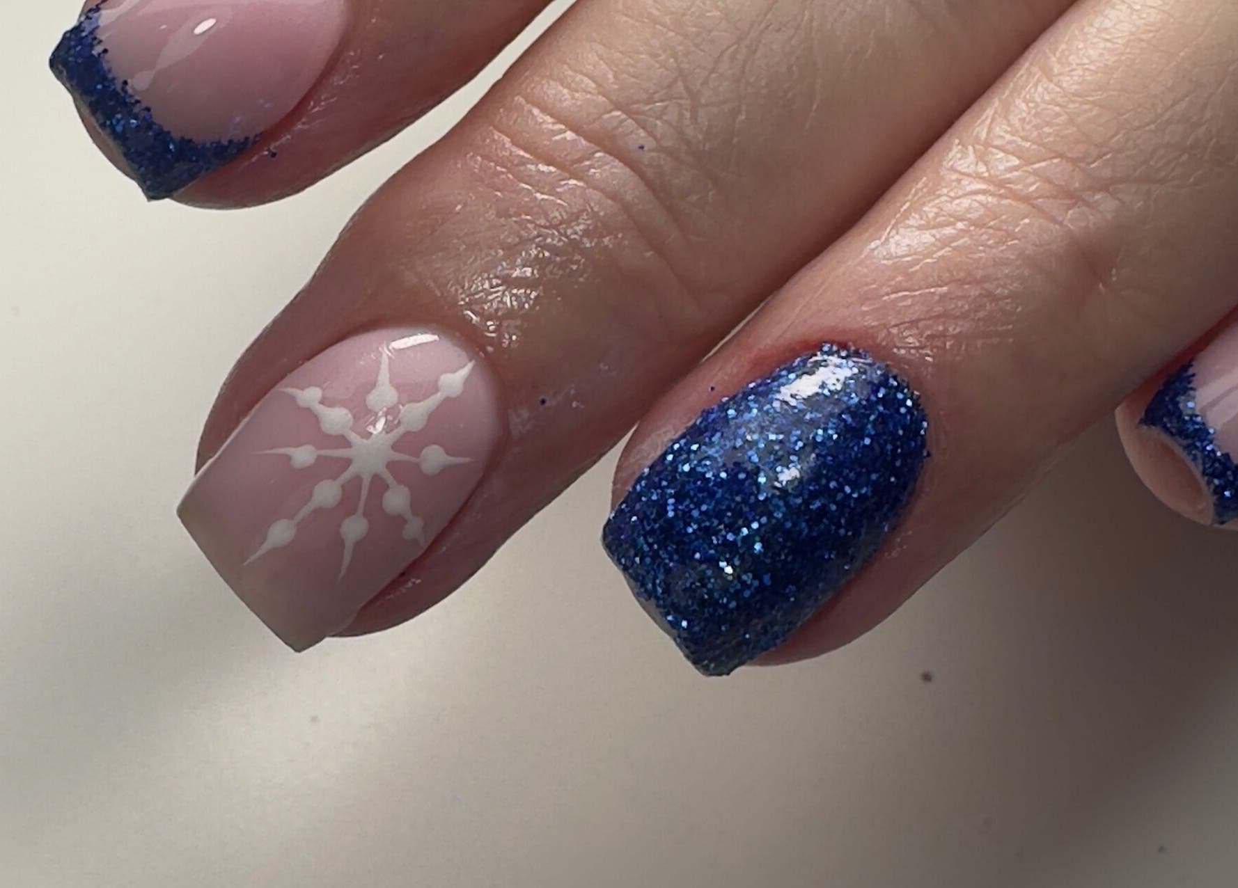 Un nail art étincelant bleu et neige à La ch’tite beauté, Pléneuf-val-andré, Bretagne, FR.