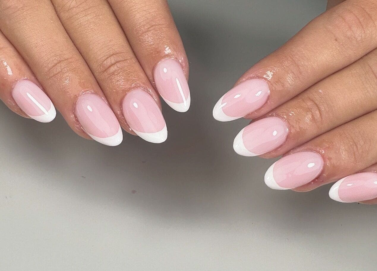 Élégante manucure French à La ch’tite beauté, Pléneuf-val-andré, Bretagne, FR, mettant en valeur des ongles soignés.