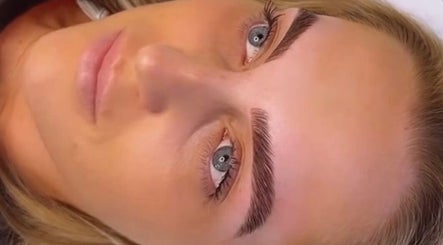 Brow Beauty Bar by Gee image 2