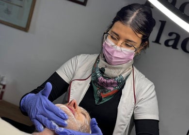 Tratamiento facial en #Mandala, Olavarría, Provincia De Buenos Aires, AR. Profesional aplicando mascarilla.