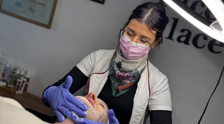 Tratamiento facial en #Mandala, Olavarría, Provincia De Buenos Aires, AR. Profesional aplicando mascarilla.