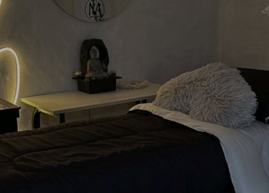Sala de relajación en #Mandala, Olavarría, Provincia De Buenos Aires, AR, con cama y decoración zen.