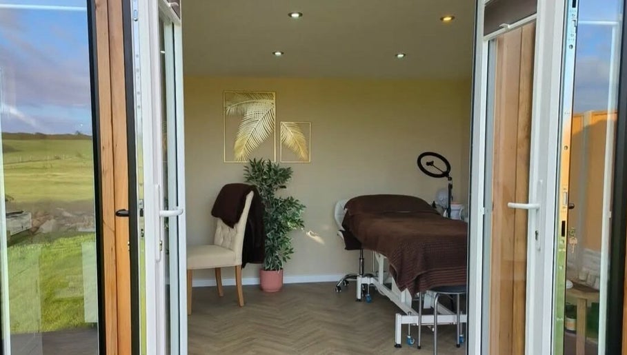 Tesni Anwyl - Reflexologist and Beauty Therapist image 1