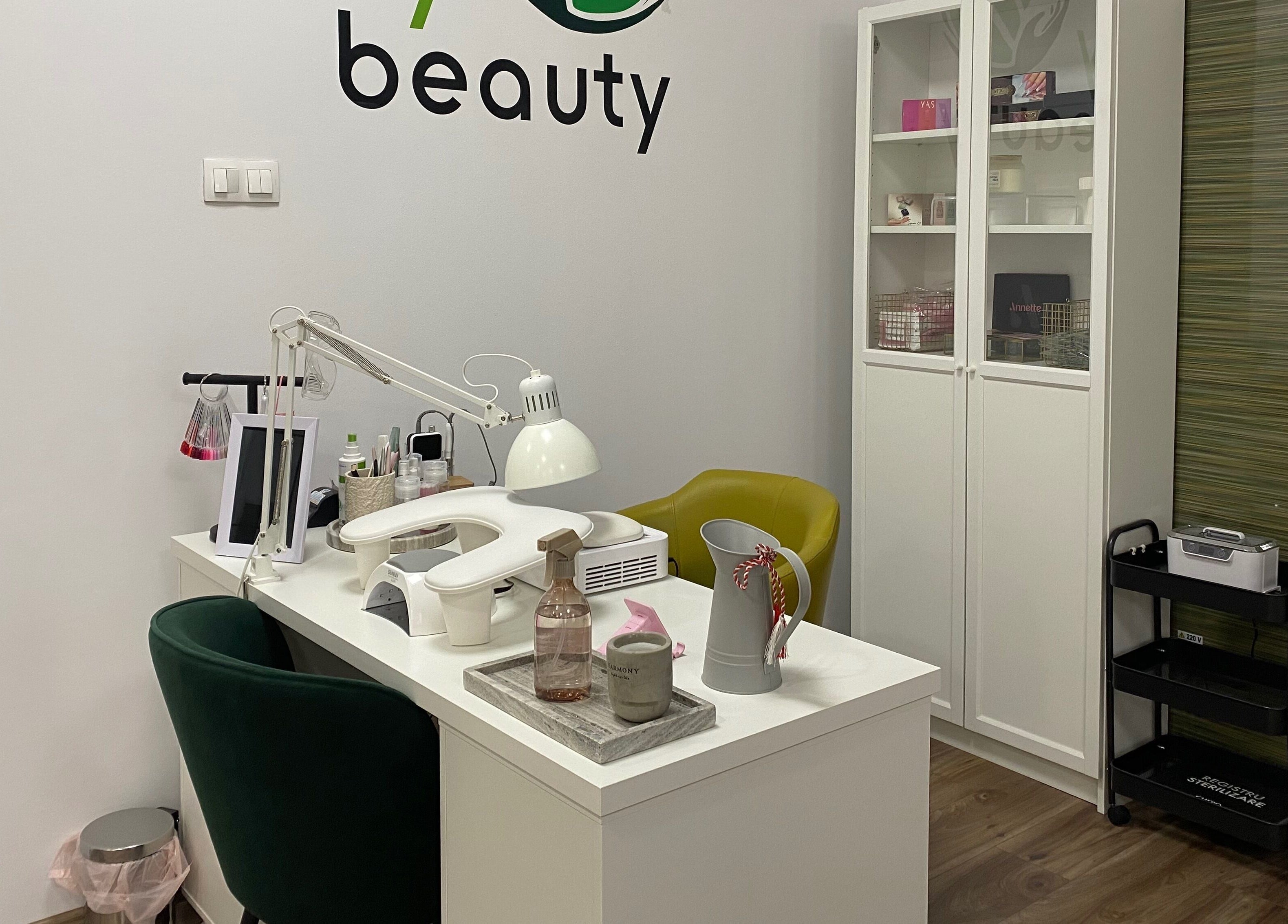 Stație manichiură la Infinity Beauty Salon, Târgu Mureș, Județul Mureș, RO, decor modern și elegant.