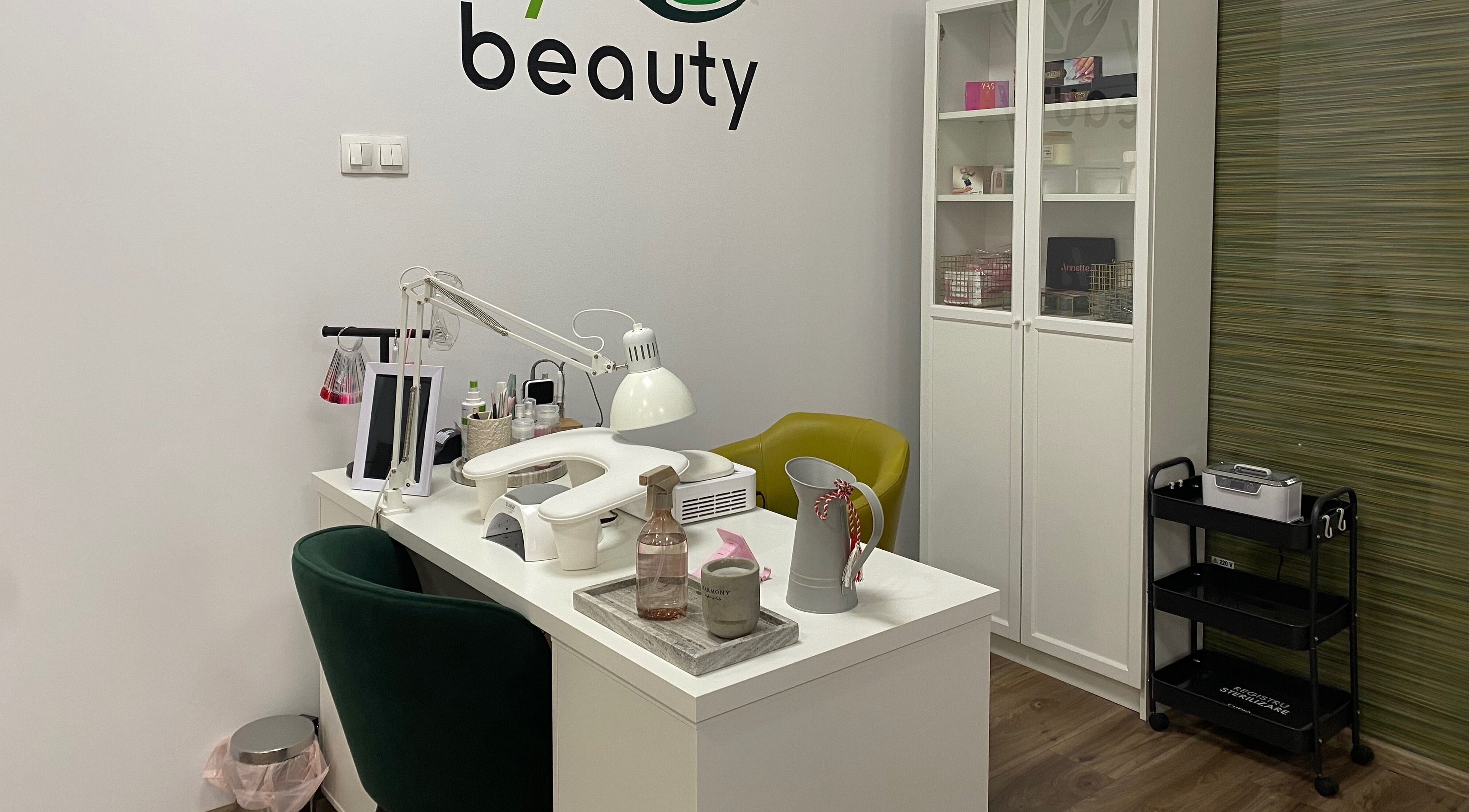 Stație manichiură la Infinity Beauty Salon, Târgu Mureș, Județul Mureș, RO, decor modern și elegant.