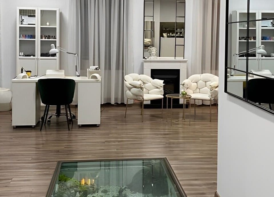 Interior rafinat al Infinity Beauty Salon din Târgu Mureș, Județul Mureș, RO, cu decor modern și scaune albe confortabile.