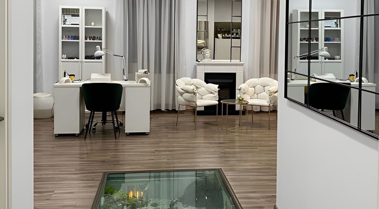 Interior rafinat al Infinity Beauty Salon din Târgu Mureș, Județul Mureș, RO, cu decor modern și scaune albe confortabile.