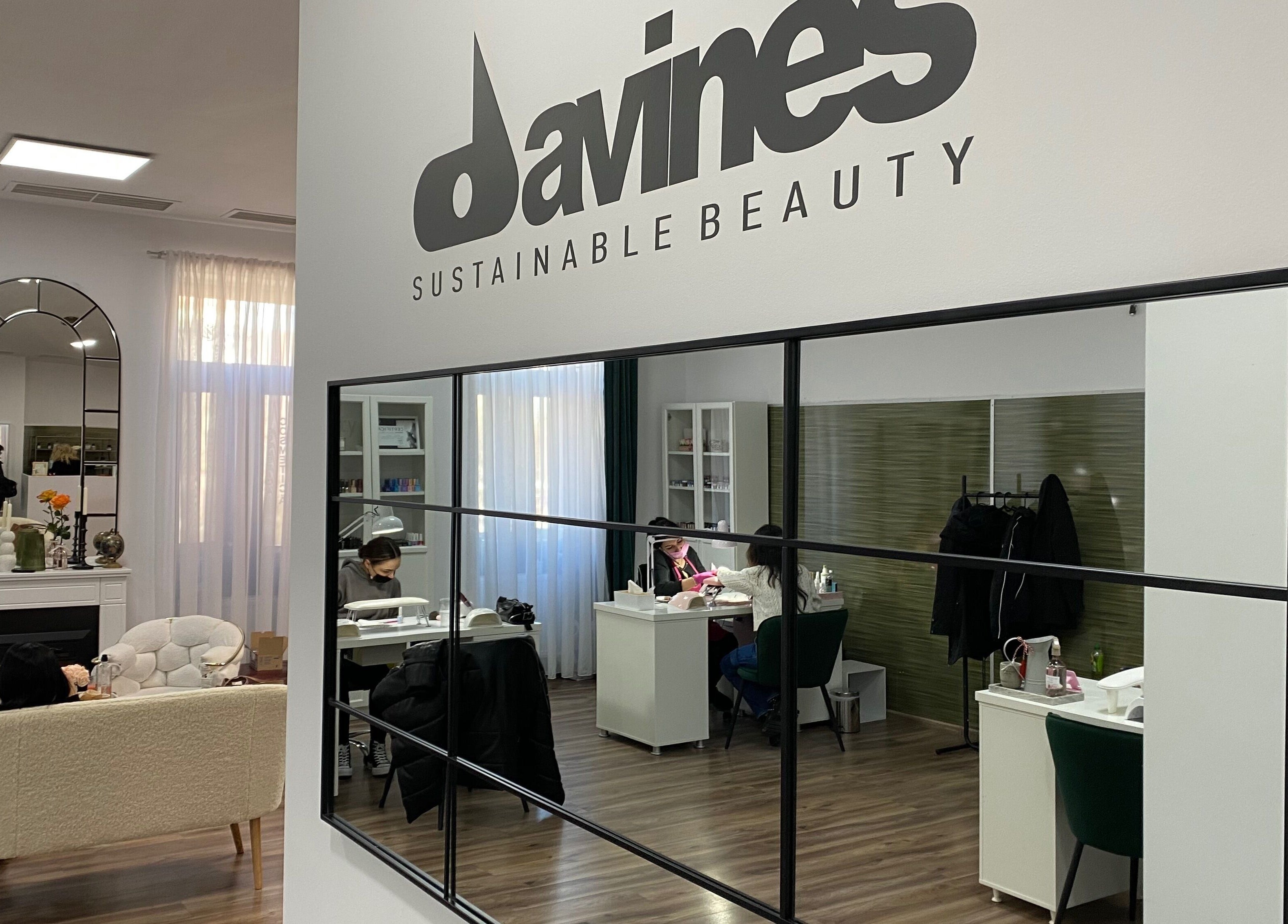 Interior modern la Infinity Beauty Salon, Târgu Mureș, RO, cu mobilier elegant și decor primitor.