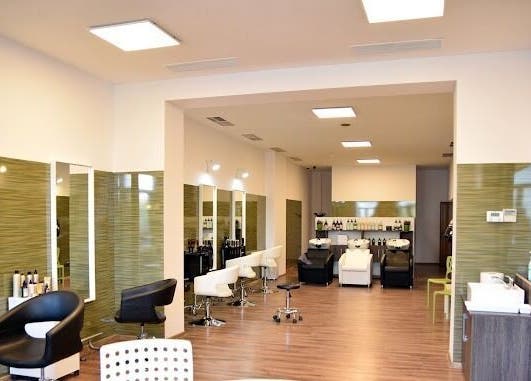 Interior modern la Infinity Beauty Salon, Târgu Mureș, Județul Mureș, RO, cu scaune stilate și oglinzi luminate.