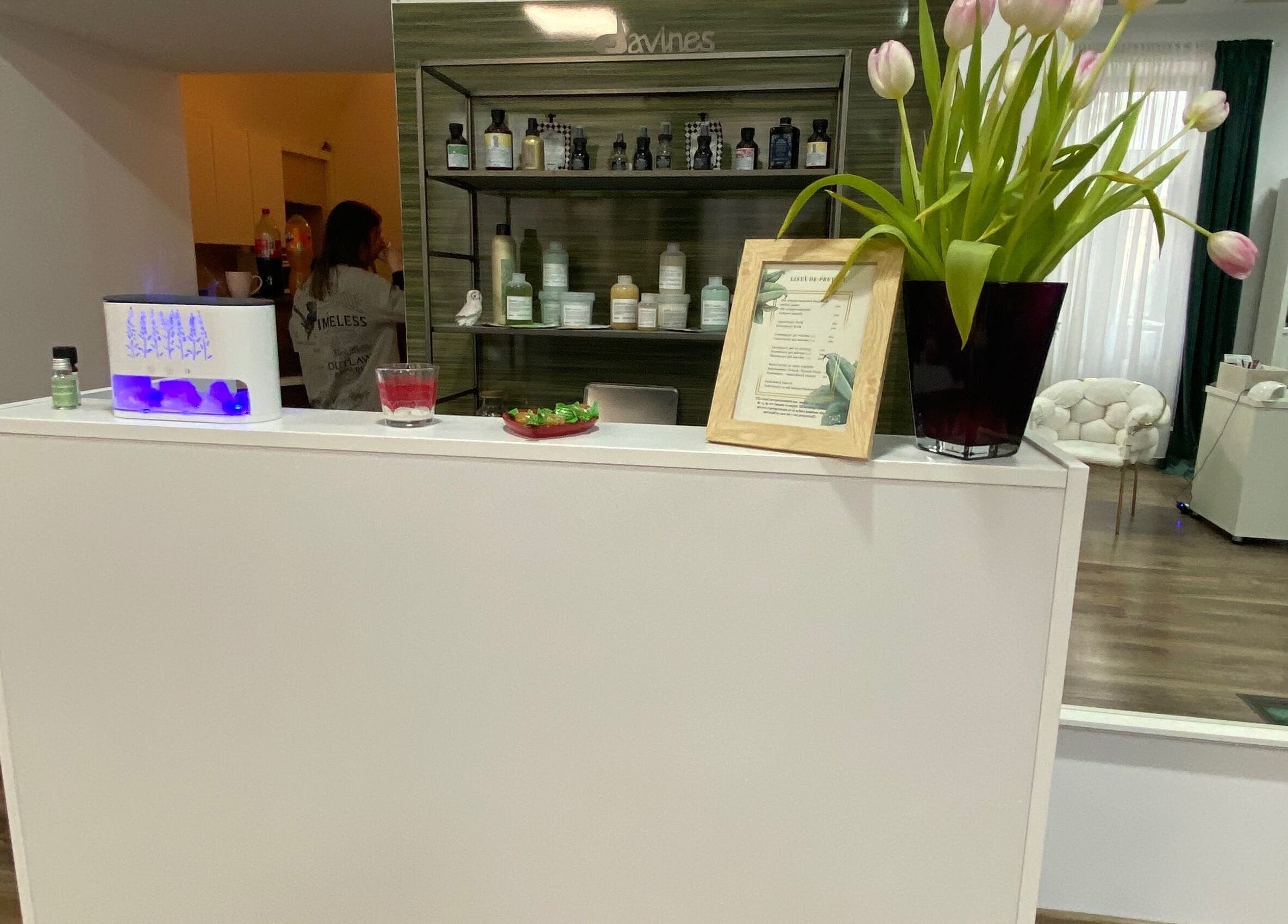 Recepție modernă la Infinity Beauty Salon, Târgu Mureș, Județul Mureș, RO, cu decor sofisticat și produse premium.