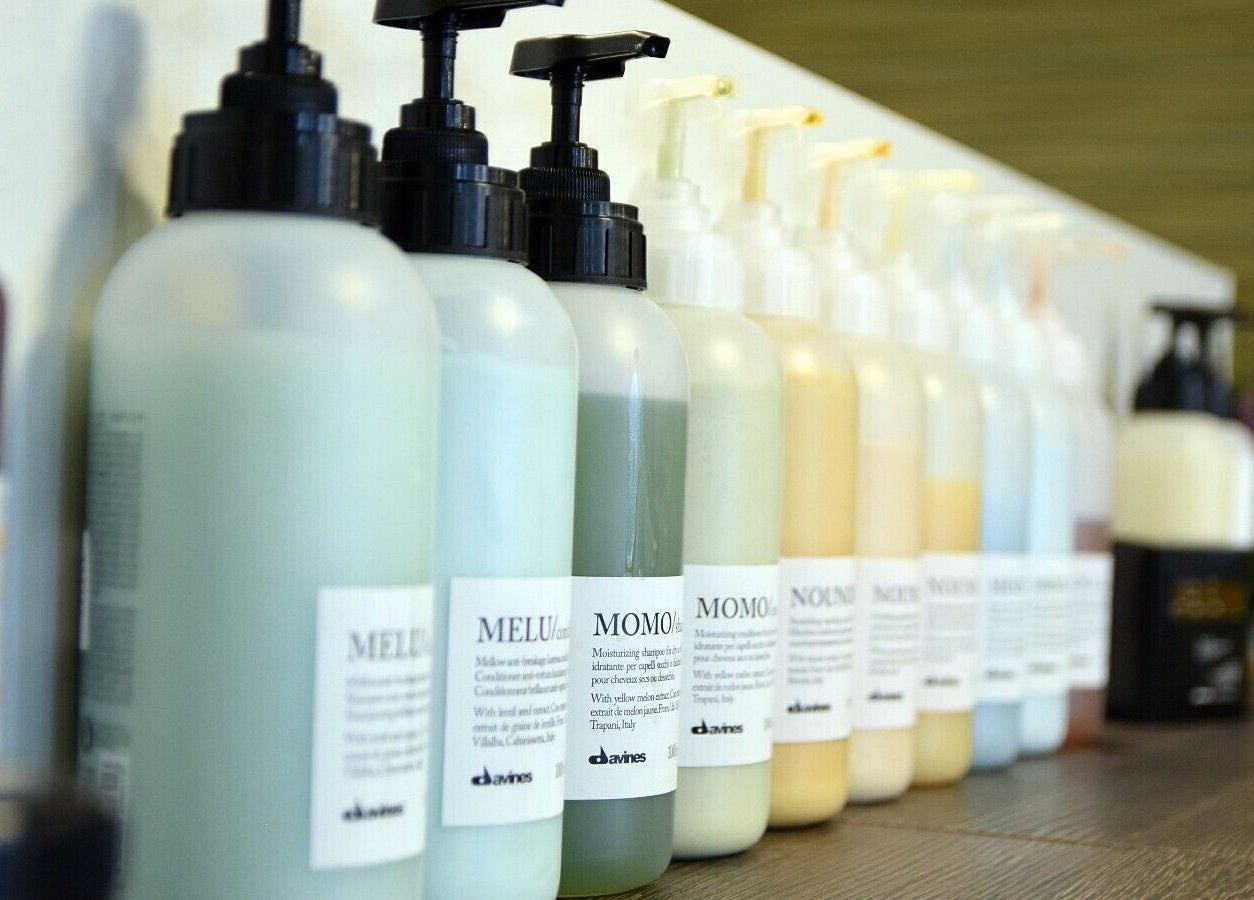 Produse premium pe raft la Infinity Beauty Salon, Târgu Mureș, Județul Mureș, RO.