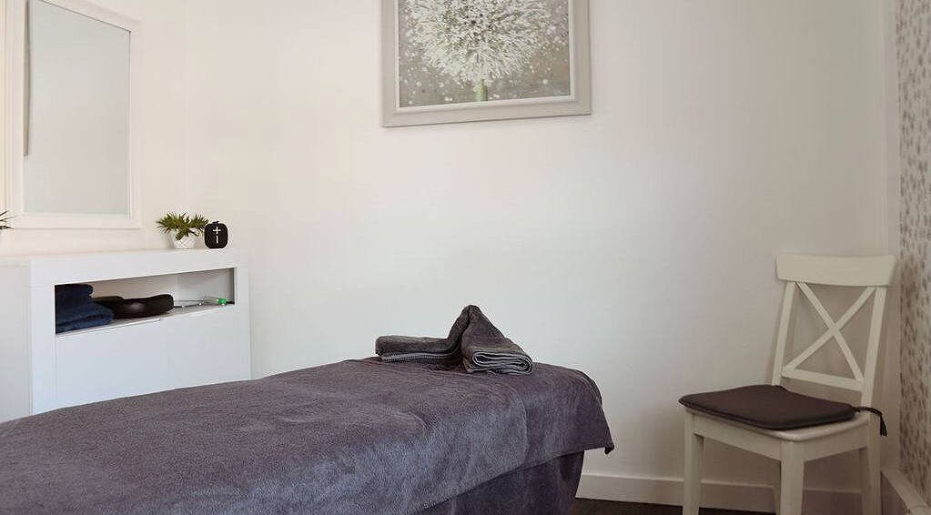 Relaxing massage room at Innerspace Wellbeing in Leicester, England, GB with a serene, minimalist design.
