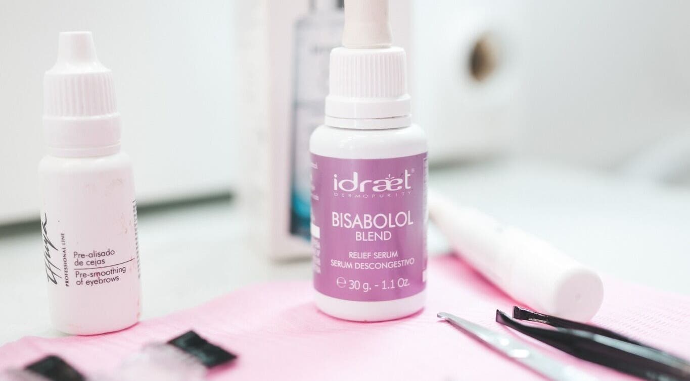 Productos de belleza en Espacio Malaquita, La Plata, Provincia de Buenos Aires, AR, mostrados en primer plano.