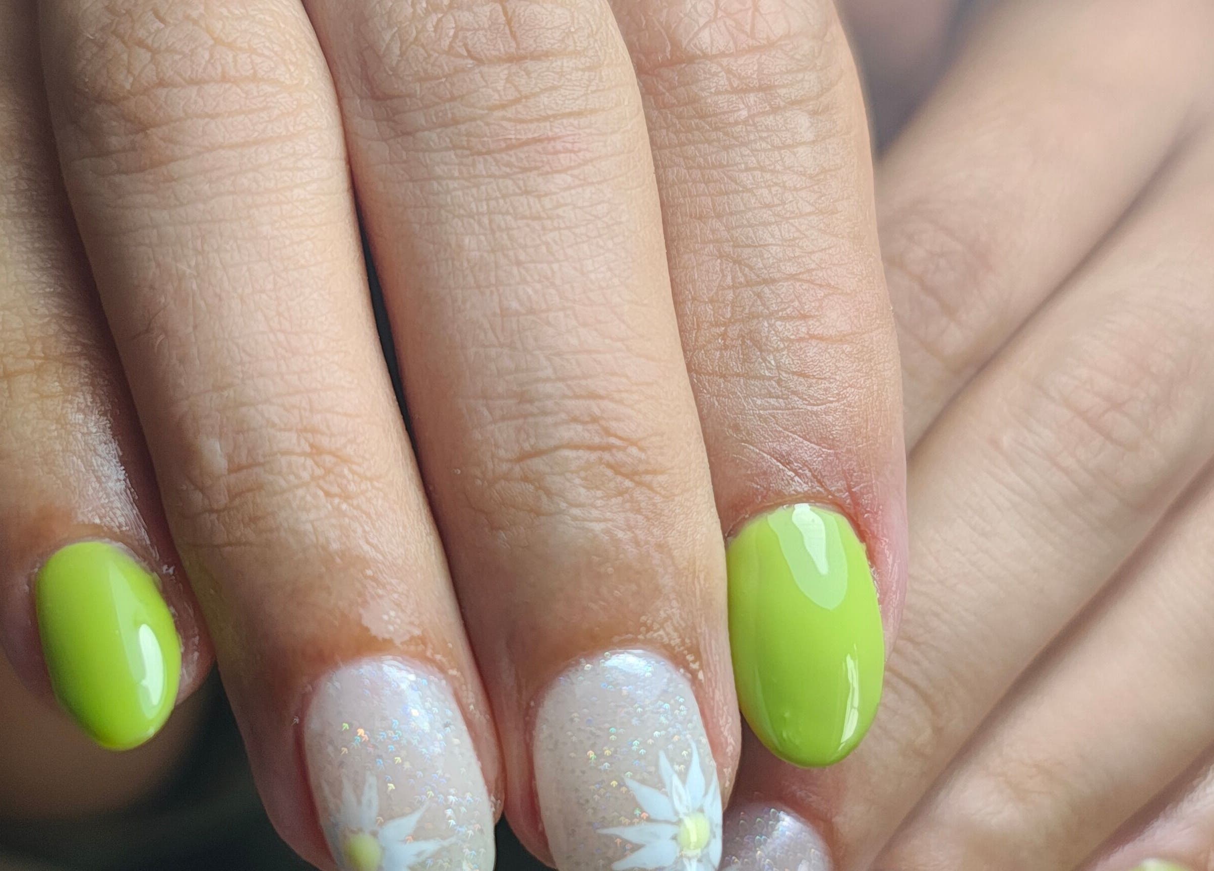 Manicura floral vibrante en Espacio malaquita, La Plata, Provincia de Buenos Aires, AR.