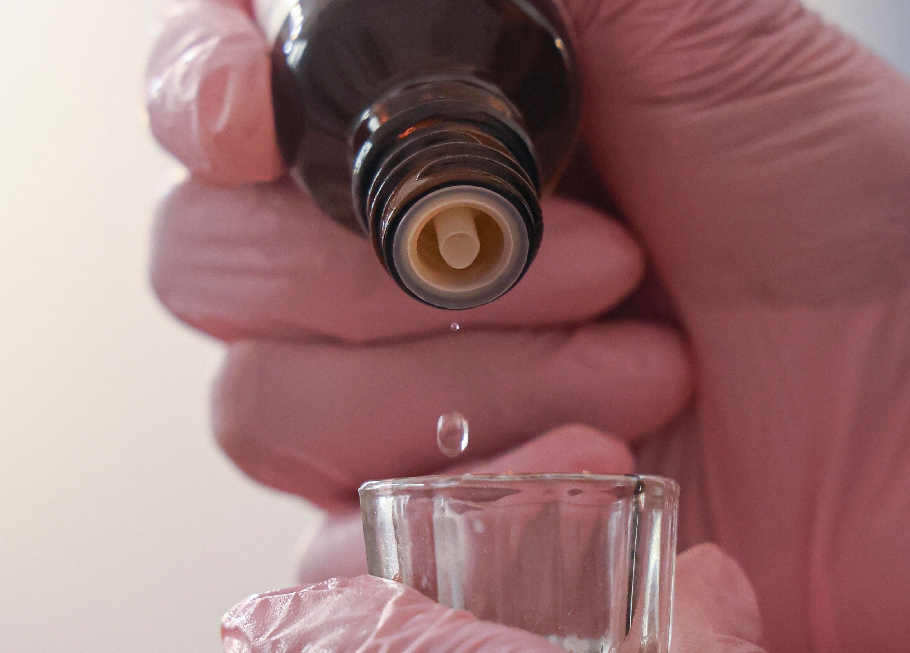 Manos con guantes aplicando aceite en Espacio Malaquita, La Plata, Provincia de Buenos Aires, AR.