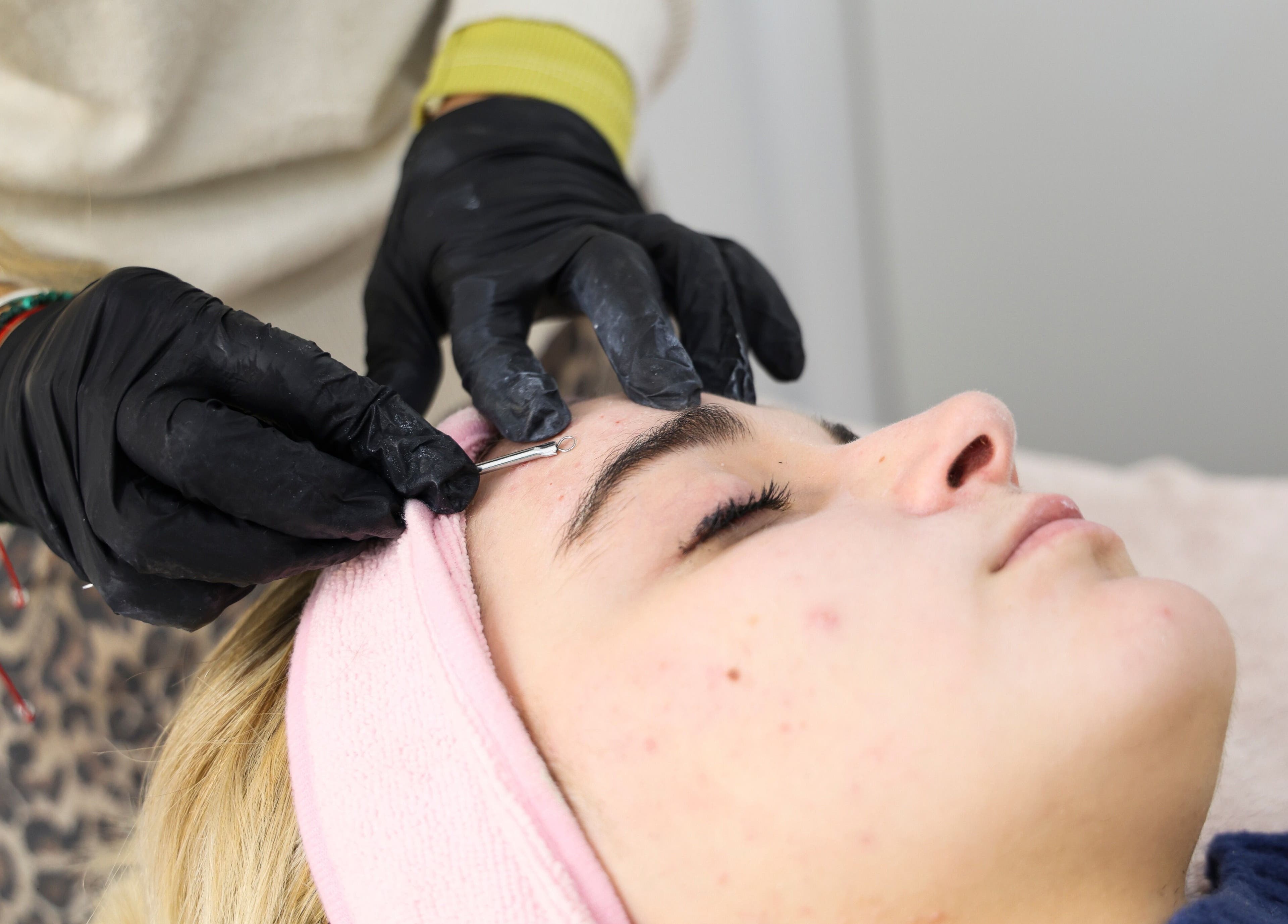 Tratamiento facial en Espacio Malaquita, La Plata, Provincia de Buenos Aires, AR, destacando limpieza profunda.