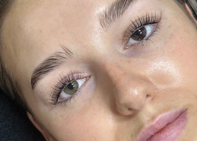 Close-up of expertly groomed brows and lashes at The Beauty Lounge, Thrapston, England, GB. Perfect beauty enhancement.