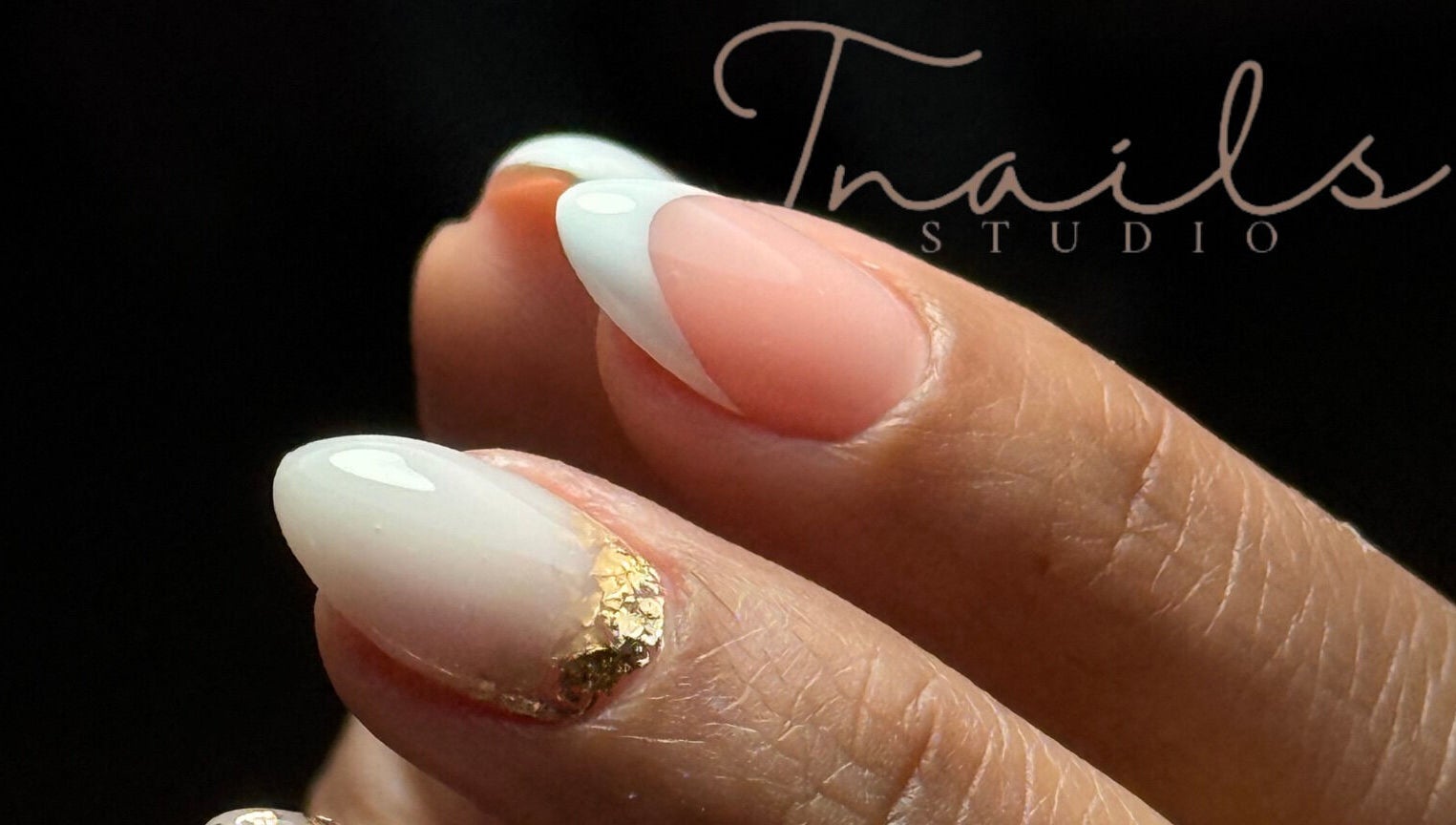 Manicura francesa con diseño elegante en Tnails, Santiago, Región Metropolitana, CL.
