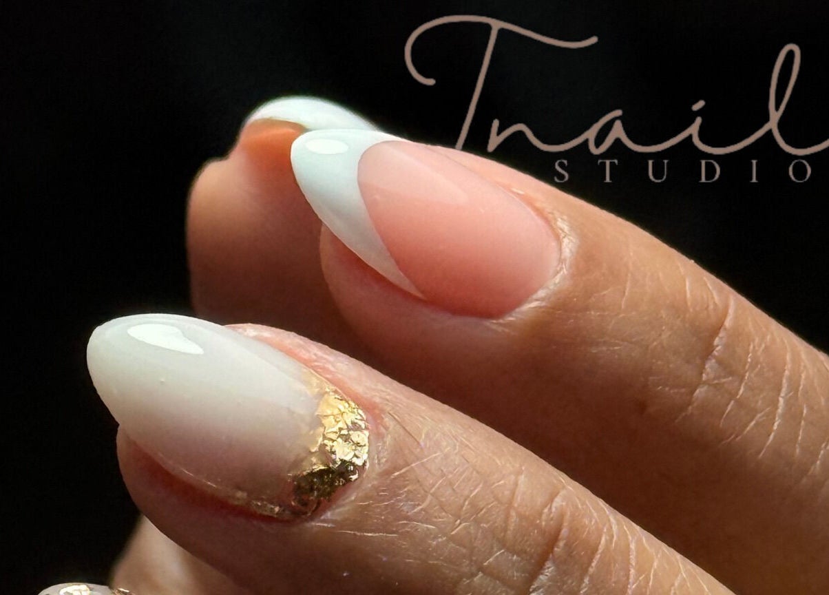 Manicura francesa con diseño elegante en Tnails, Santiago, Región Metropolitana, CL.
