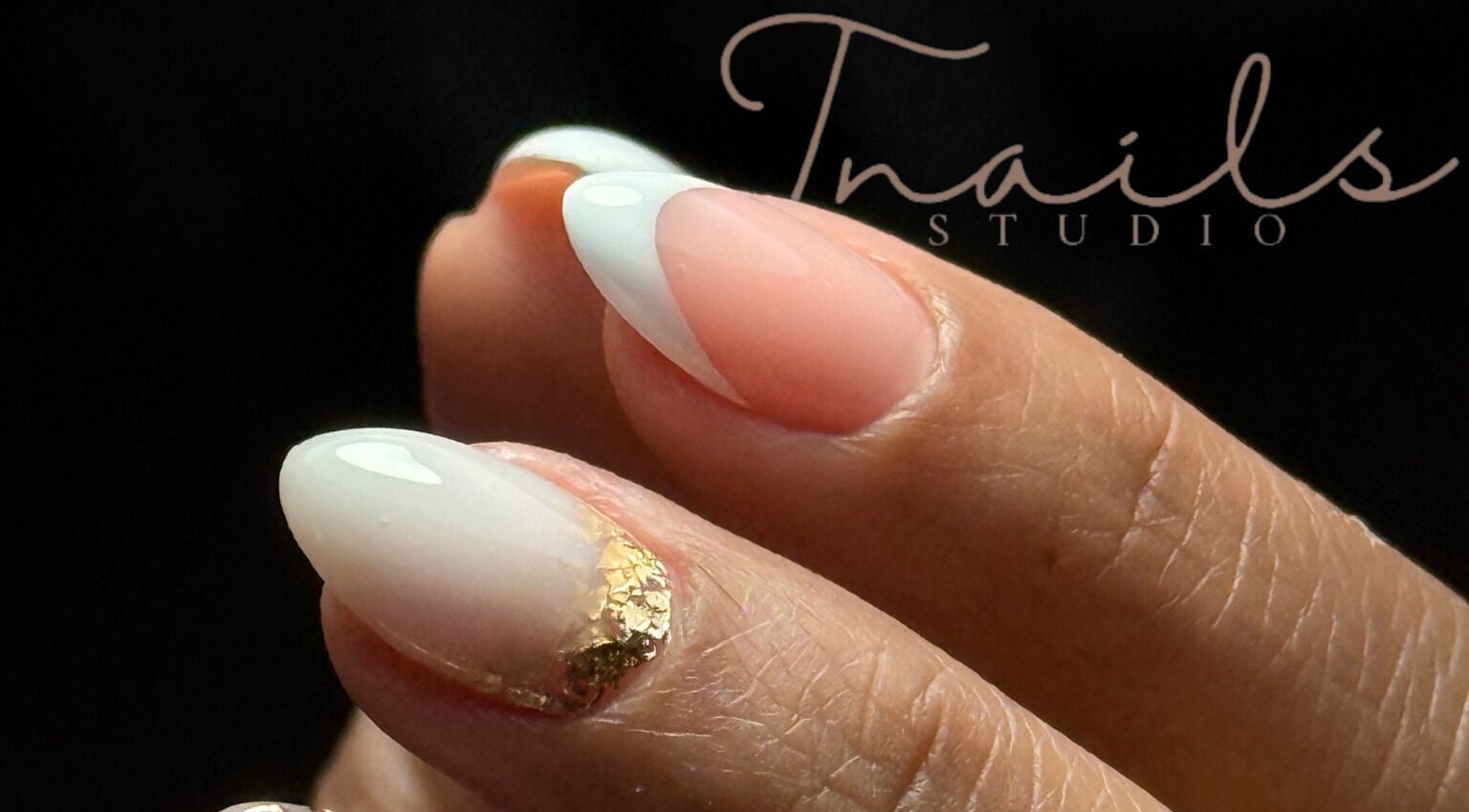 Manicura francesa con diseño elegante en Tnails, Santiago, Región Metropolitana, CL.
