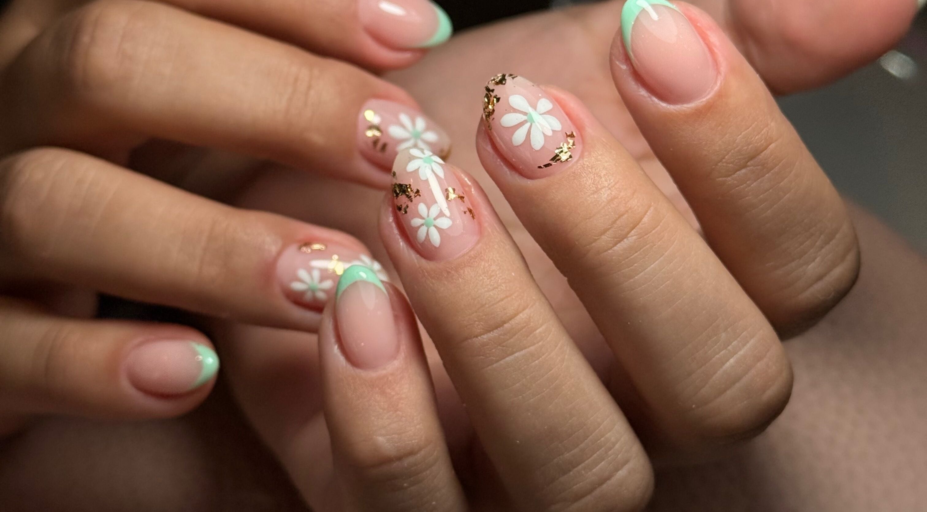 Manicura floral en Tnails, Santiago, Región Metropolitana, CL. Uñas decoradas con flores y detalles dorados.
