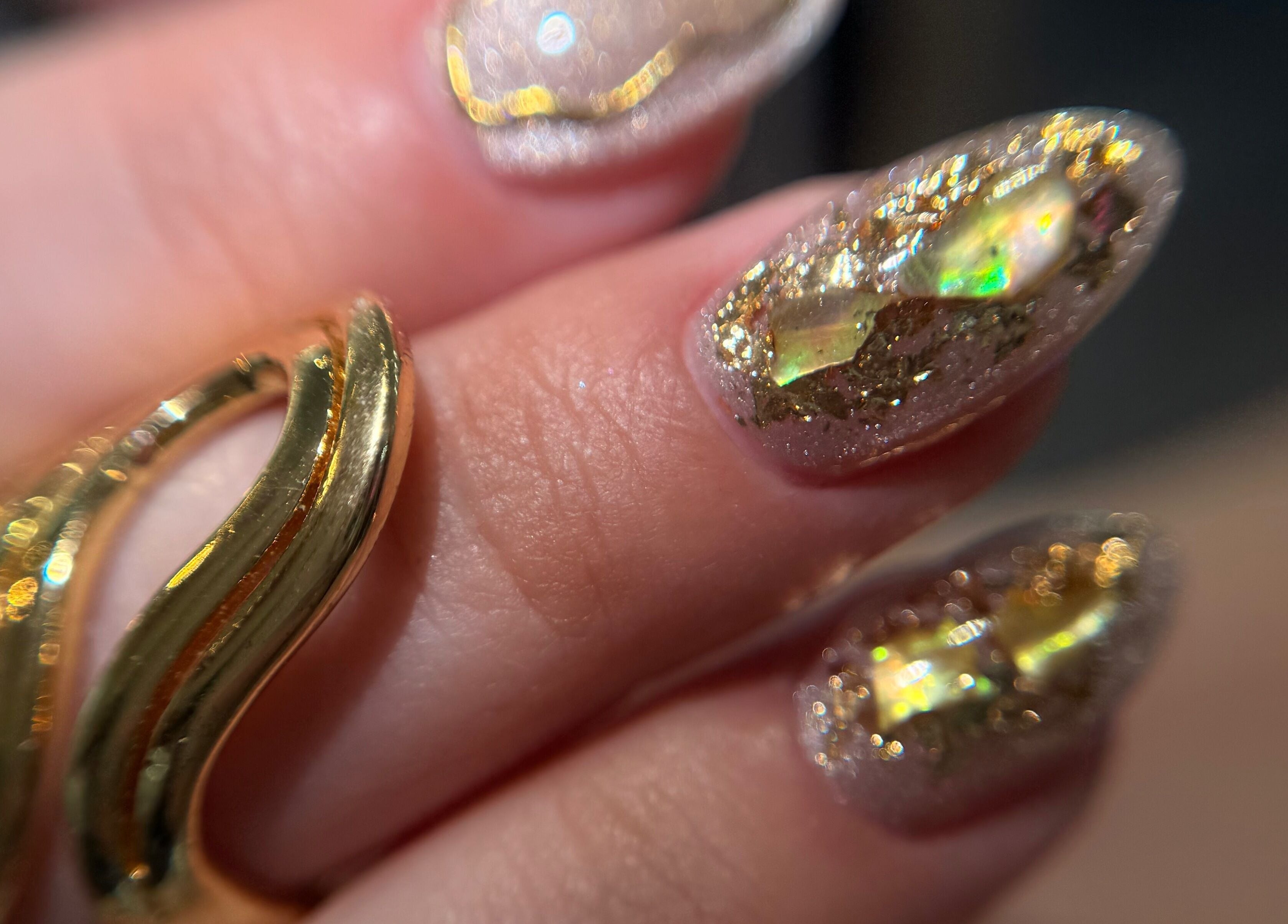 Uñas decoradas con brillo dorado en Tnails, Santiago, Región Metropolitana, CL.