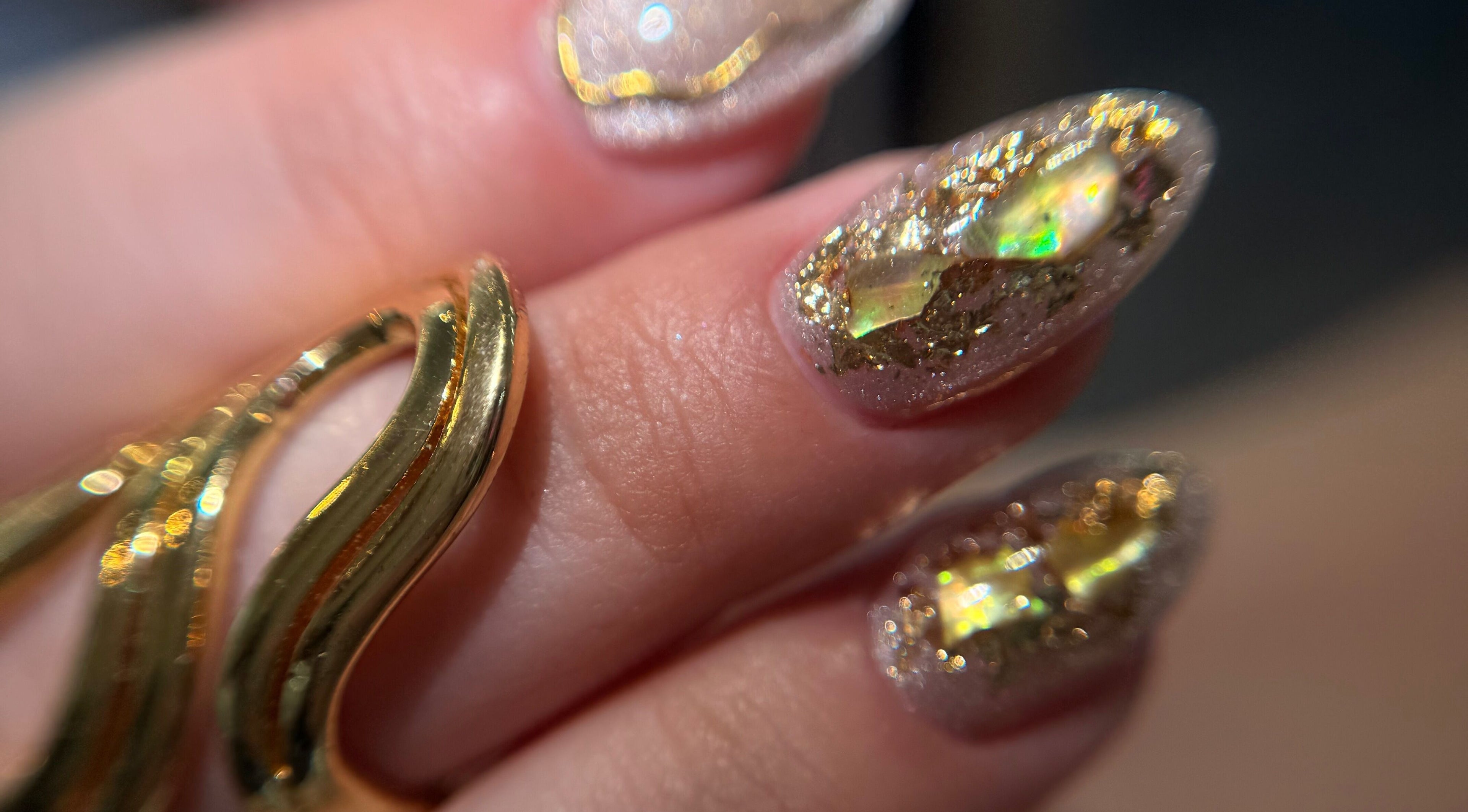 Uñas decoradas con brillo dorado en Tnails, Santiago, Región Metropolitana, CL.