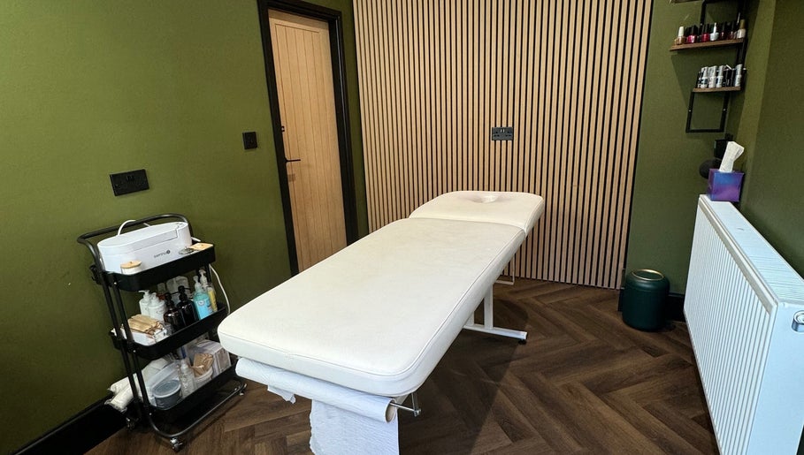 The Male Waxing & Massage Service at Salon Cheveux slika 1