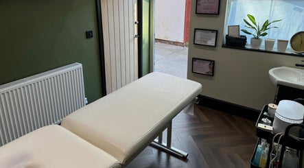 The Male Waxing & Massage Service at Salon Cheveux slika 2