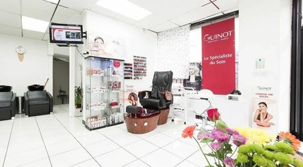 Crown Hair and Beauty Spa image 3