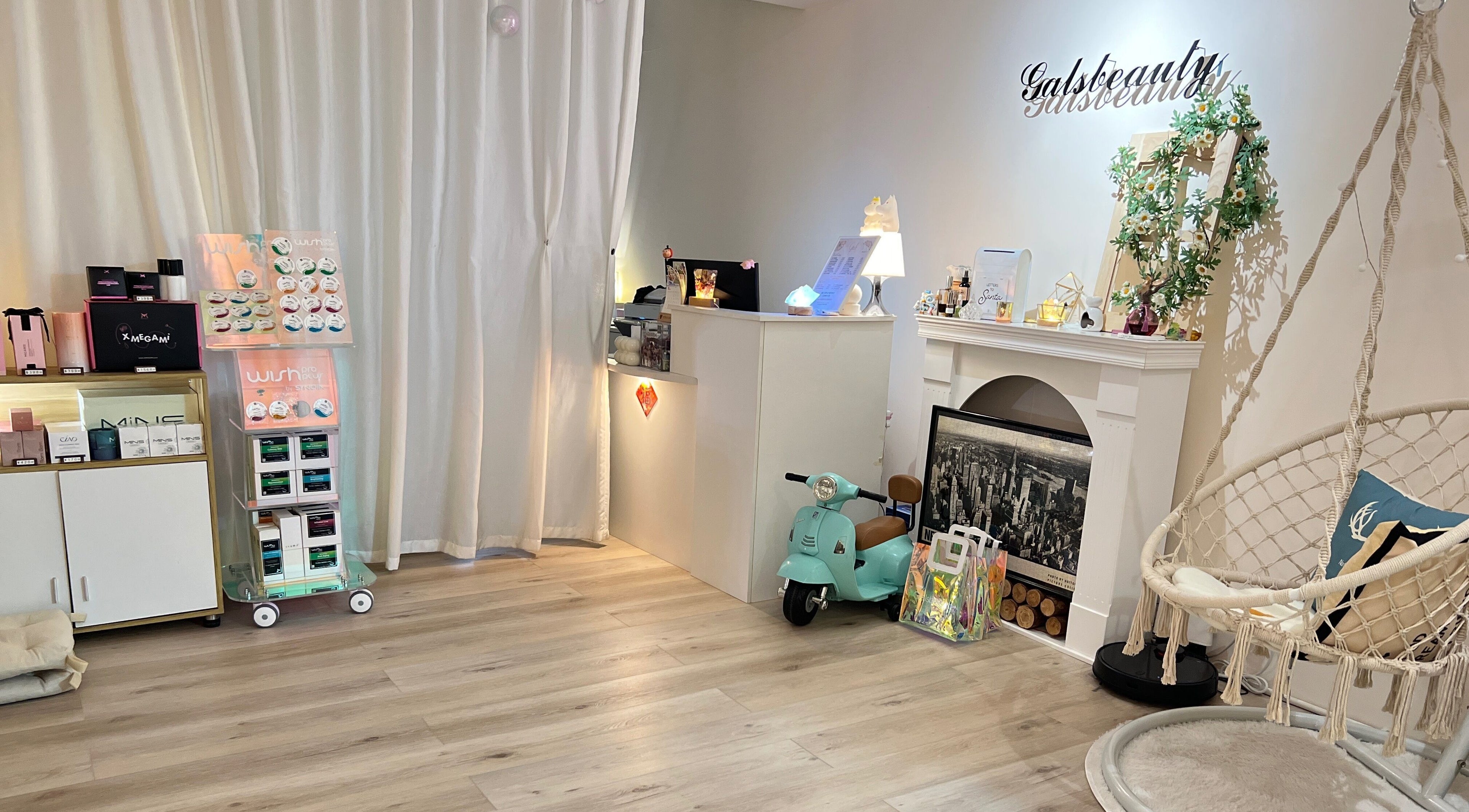 Chic interior of Gals Beauty Bar in Kowloon, 九龍, HK showcasing products and cozy decor.