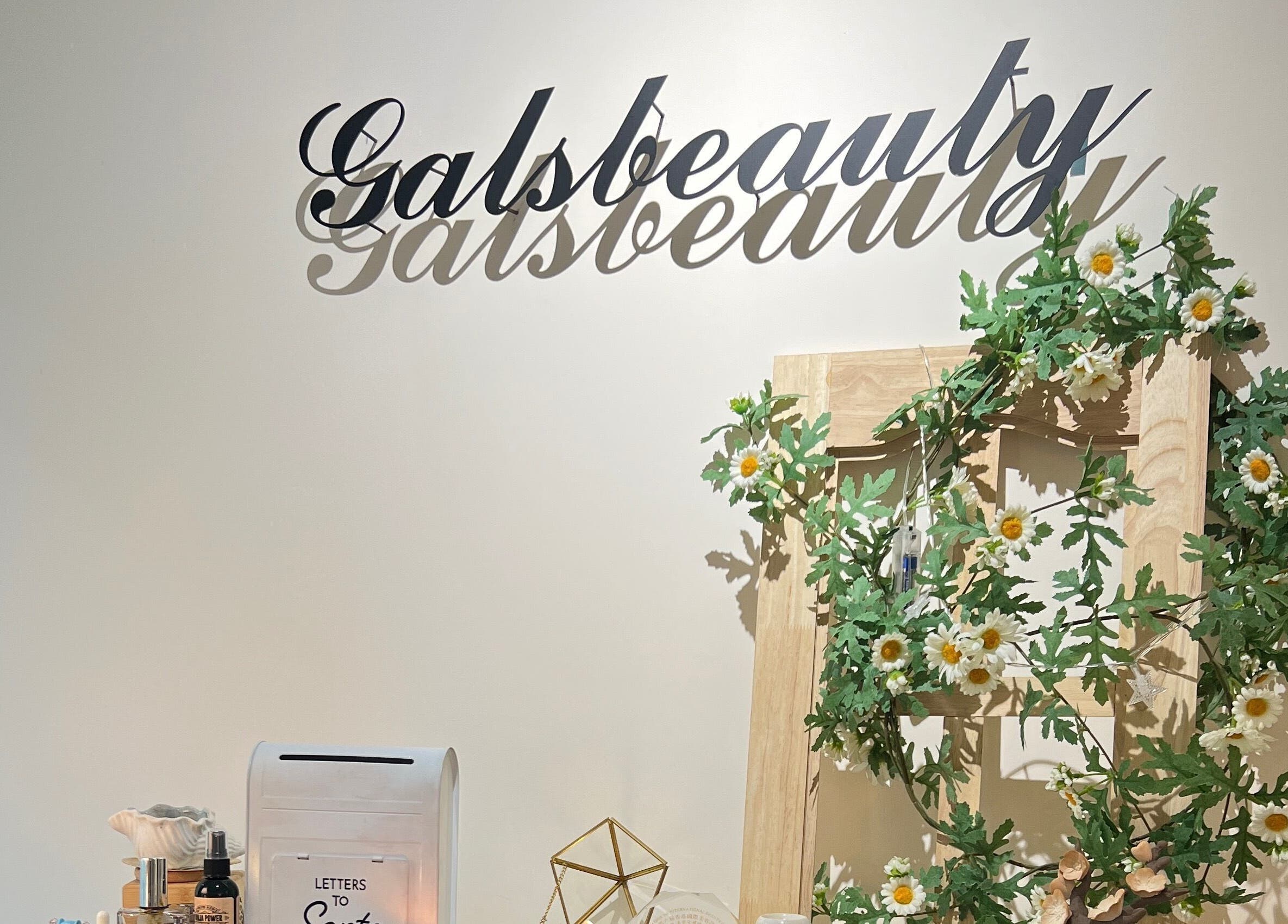 Gals Beauty Bar's elegant wall decor in Kowloon, 九龍, HK, showcasing floral accents and chic aesthetics.