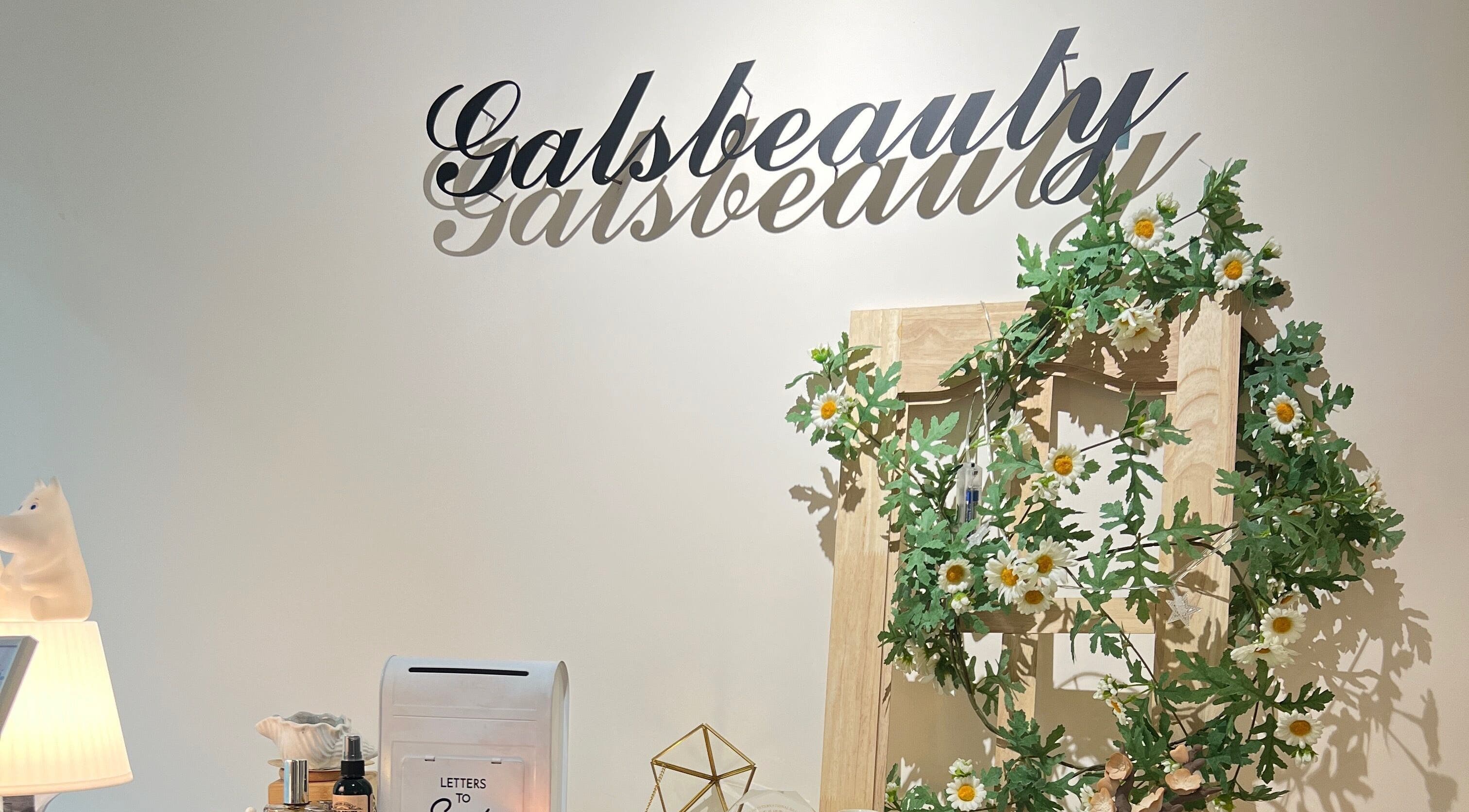 Gals Beauty Bar's elegant wall decor in Kowloon, 九龍, HK, showcasing floral accents and chic aesthetics.