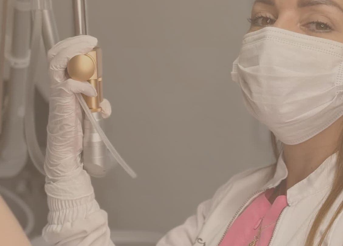 A professional at Bonlaser by Essence in Kralendijk operates advanced laser equipment for beauty treatments.