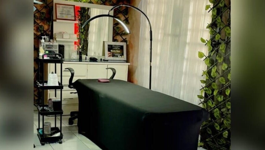 Sala de tratamiento en Salón Charly Chan Hair Studio en Temax, Yucatán, MX con decoración moderna y detallada.