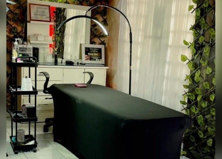 Sala de tratamiento en Salón Charly Chan Hair Studio en Temax, Yucatán, MX con decoración moderna y detallada.