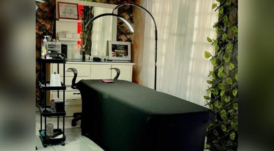 Sala de tratamiento en Salón Charly Chan Hair Studio en Temax, Yucatán, MX con decoración moderna y detallada.