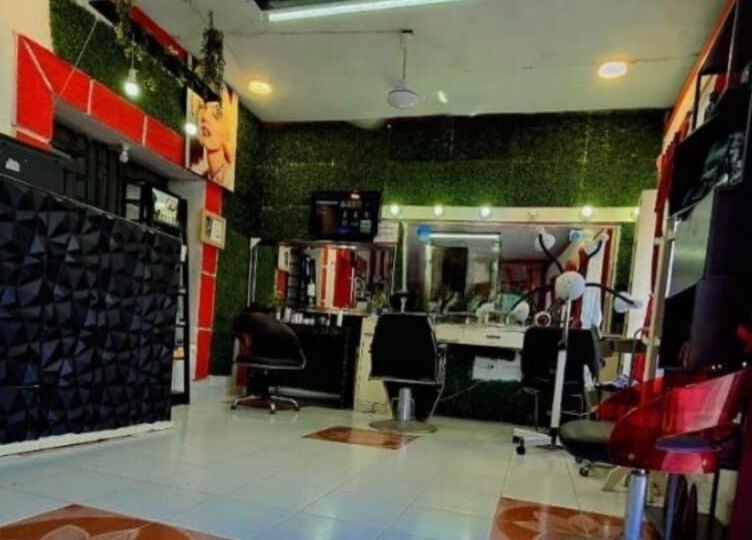 Interior moderno de Salón Charly Chan Hair Studio en Temax, Yucatán, MX con decoración elegante y estaciones de trabajo.