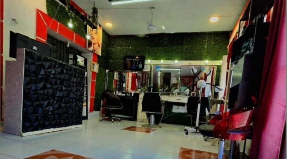 Interior moderno de Salón Charly Chan Hair Studio en Temax, Yucatán, MX con decoración elegante y estaciones de trabajo.