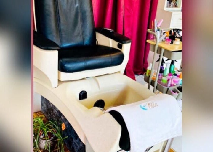 Silla de pedicura en Salón Charly Chan Hair Studio, Temax, Yucatán, MX, lista para servicios de spa de pies.