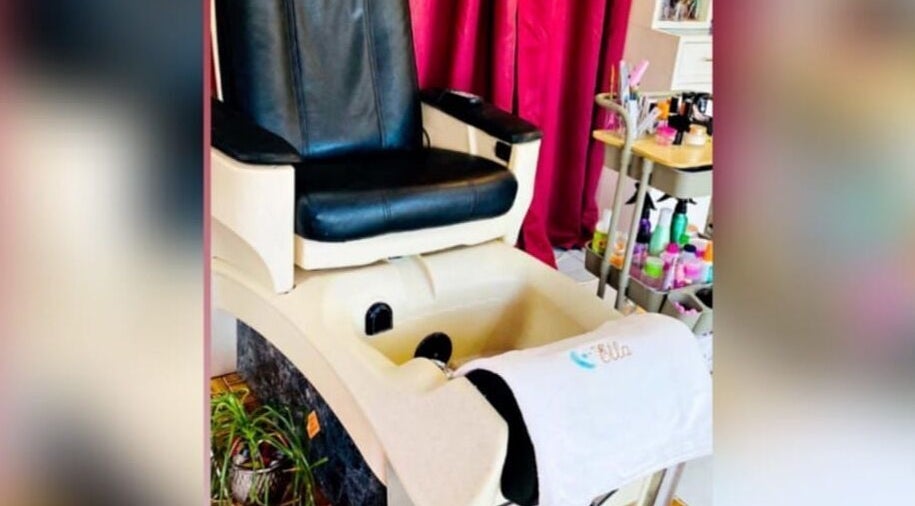 Silla de pedicura en Salón Charly Chan Hair Studio, Temax, Yucatán, MX, lista para servicios de spa de pies.