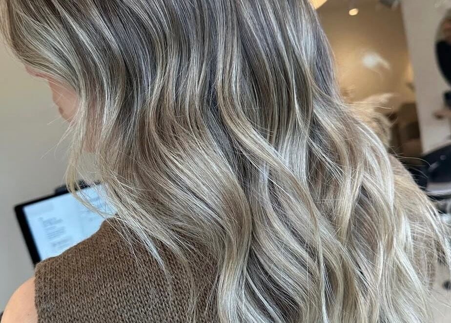 Blonde wavy hairstyle at Jessica Simpson Studio, Tonbridge, England, GB.