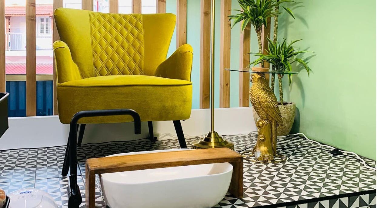 Cozy pedicure chair at Pink Ivy, Στρόβολος, Λευκωσία, CY, with a decorative golden eagle and lush plants.