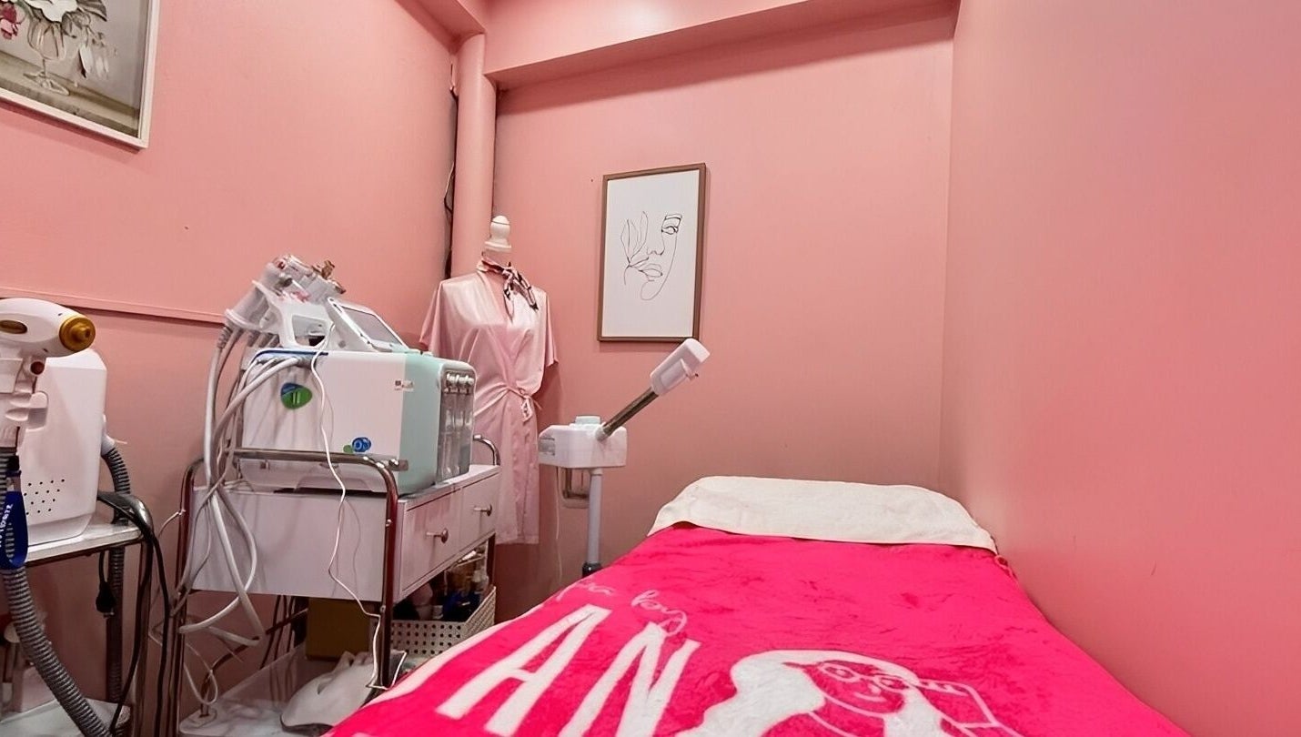 Sala de tratamiento en SPA BY DAN, Ciudad De México, con decoraciones rosas y equipo moderno.