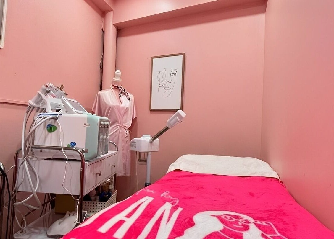 Sala de tratamiento en SPA BY DAN, Ciudad De México, con decoraciones rosas y equipo moderno.