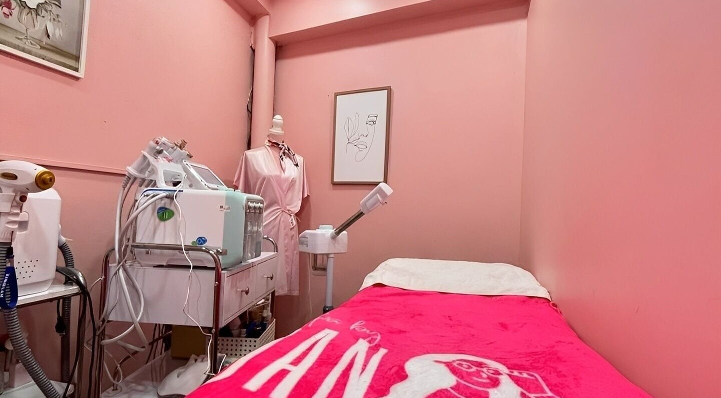 Sala de tratamiento en SPA BY DAN, Ciudad De México, con decoraciones rosas y equipo moderno.