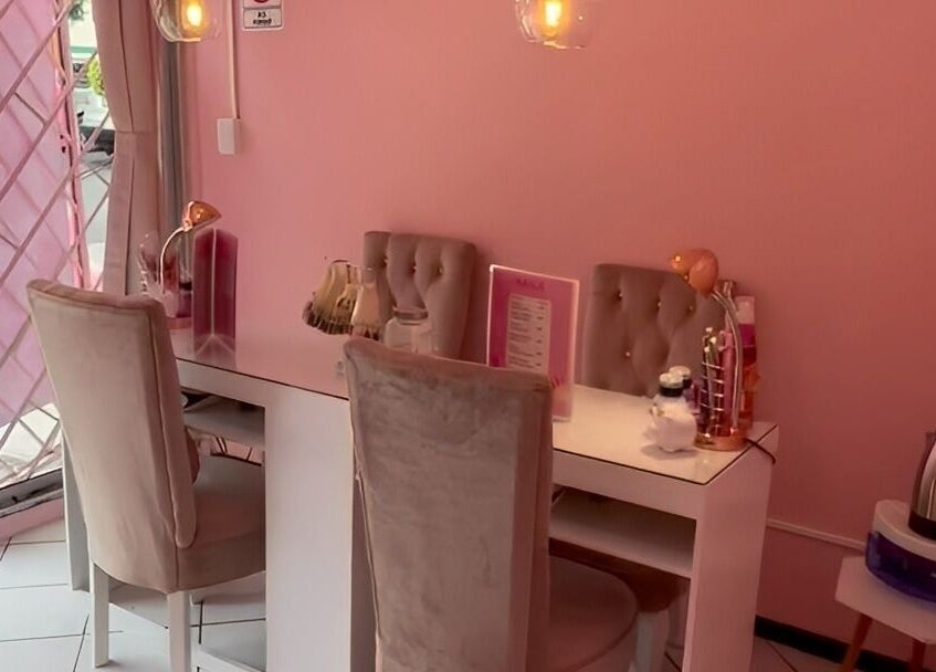 Área de relajación en SPA BY DAN, Ciudad De México, con decoraciones en rosa y muebles elegantes.