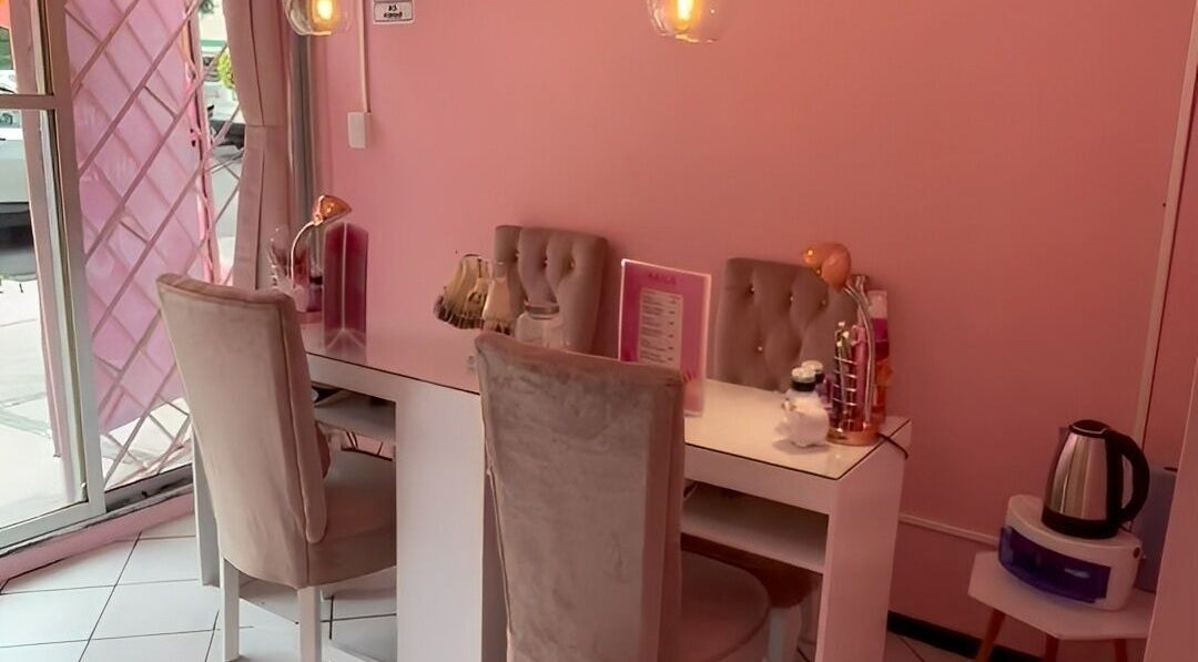 Área de relajación en SPA BY DAN, Ciudad De México, con decoraciones en rosa y muebles elegantes.