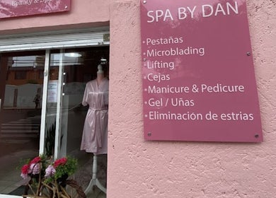 Fachada rosa de SPA BY DAN en Ciudad De México, MX. Ofrecen pestañas, microblading, lifting y más.